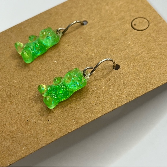 Shiny green gummy bear dangling earrings - Picture 2 of 3